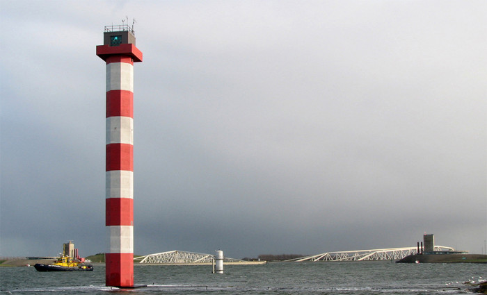 Het hoge licht van de groene lichtenlijn, met op de achtergrond de Maeslantkering in gesloten toestand, op 9 november 2007. Dit was de eerste keer sinds de oplevering van deze waterkering in 1997 dat hij onder stormcondities gesloten moest worden.