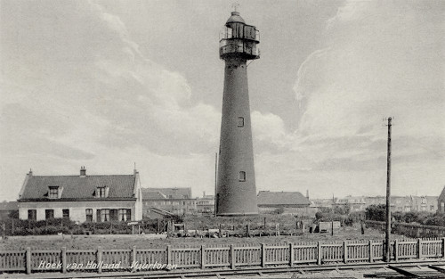 Het hoge licht in 1935. De uitbouw bij de lantaarn en het bovenste segment van de toren is in 1912 aangebracht, met het oog op het plaatsen van de installatie voor een bliksemlicht.