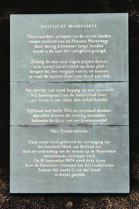De plaquette met een gedicht van Max Dendermonde, die op de buitenkant van de vuurtoren op de Maasvlakte is bevestigd.
