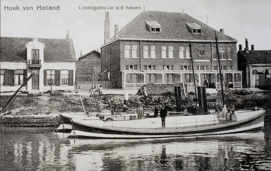 De Berghaven in de jaren '20. Links de commissariswoning en daarnaast het loodsgebouw. In het water de stoomloodsboten President van Heel en de Prins der Nederlanden.