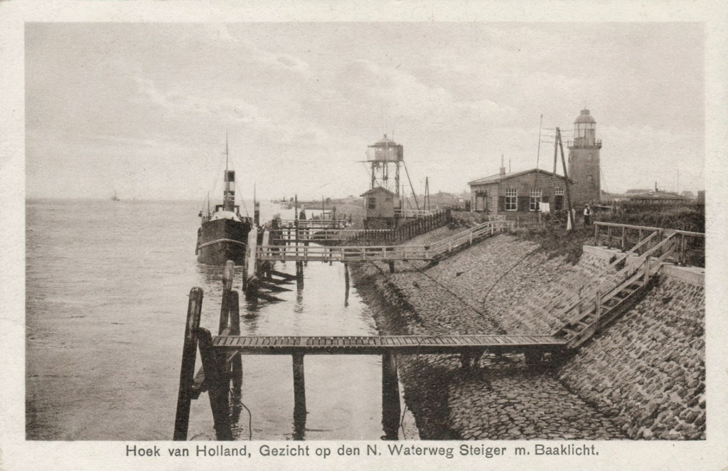 De Berghaven in de jaren '30. Achter de steiger van de Harwichlijn staat de uitkijktoren van het loodswezen, met daarvoor het uitkijklokaal van Dirkzwagers Scheepsagentuur.