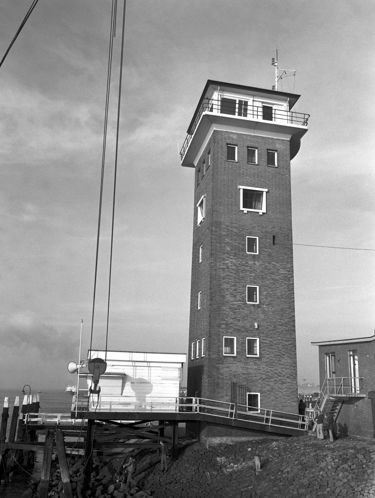 De Berghaven op 9 maart 1973. De uitkijkpost van Dirkzwager wordt verwijderd. De wachtsman van Dirkzwager heeft daarna onderdak gekregen in de semafoor.