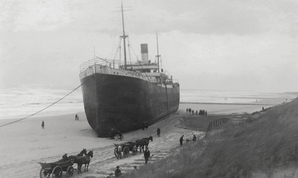 Het Noorse stoomschip ‘Christian Michelsen’, gestrand benoorden de Nieuwe Waterweg op 25 november 1928. Het schip is later ter plekke gesloopt. 
