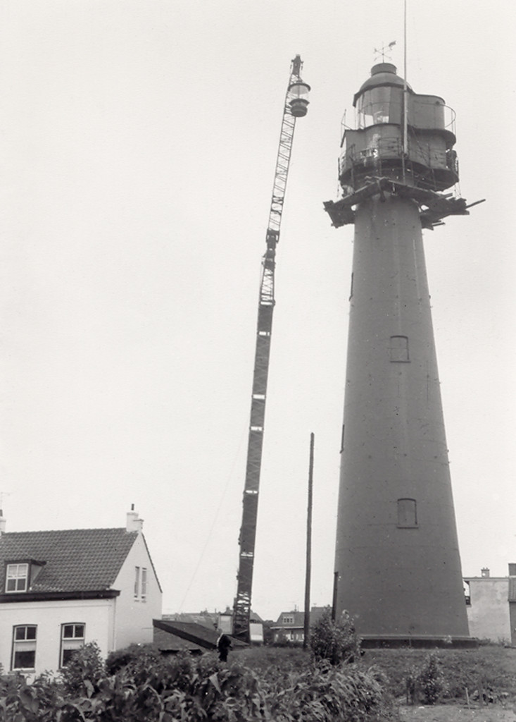 Het hoge licht in 1960. Er wordt een tijdelijk hulplicht geplaatst omdat de toren een nieuw draailicht krijgt.