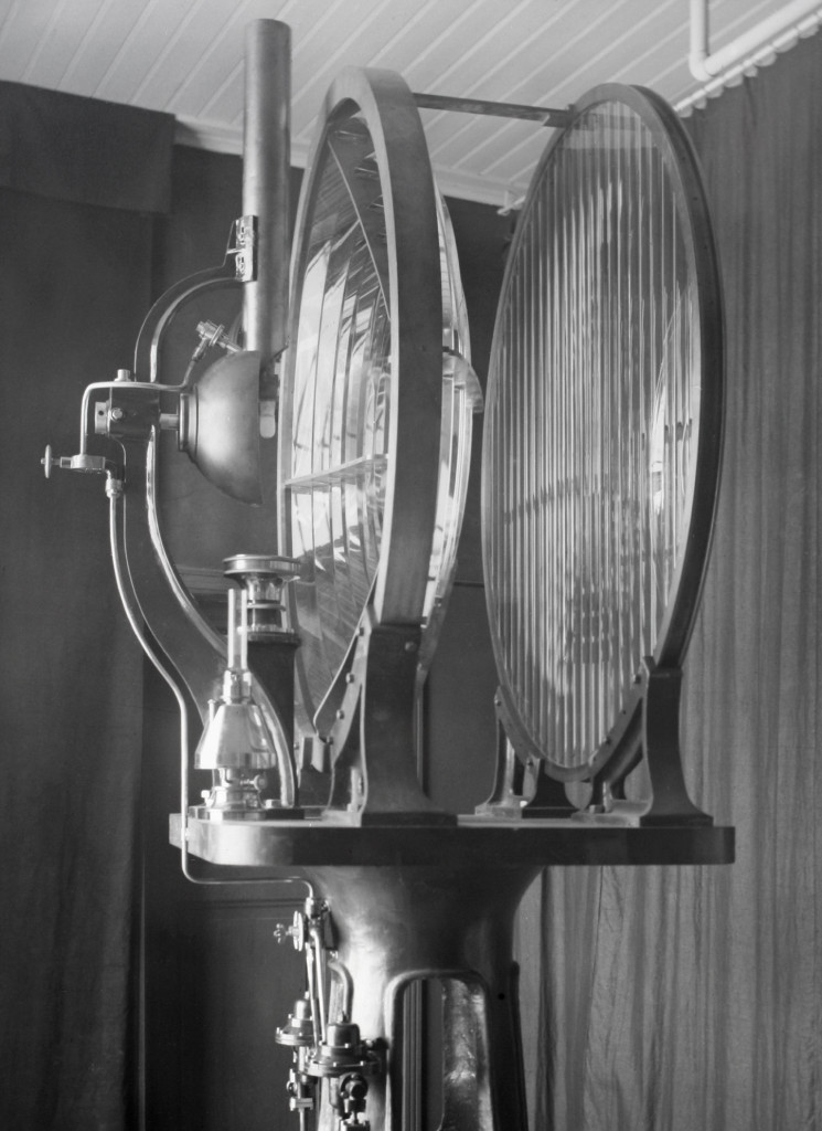 De optiek van het lage licht uit 1913. Een bundellens met daarvoor een spreidingslens, met als lichtbron een vetgasgloeilicht.