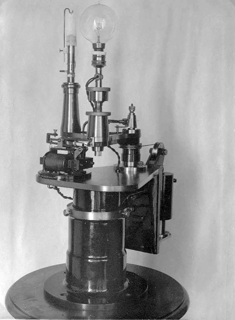 De lampverwisselaar van het lage licht uit 1917, met een gloeilamp van 250 watt en een vetgasgloelicht als reserve.