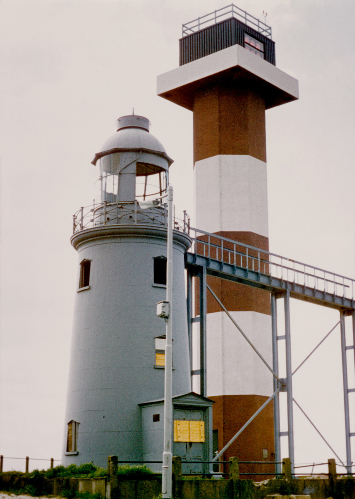 Het lage licht in verval in 1976. Toen het licht in 1969 werd gedoofd is de toren grijs geverfd.