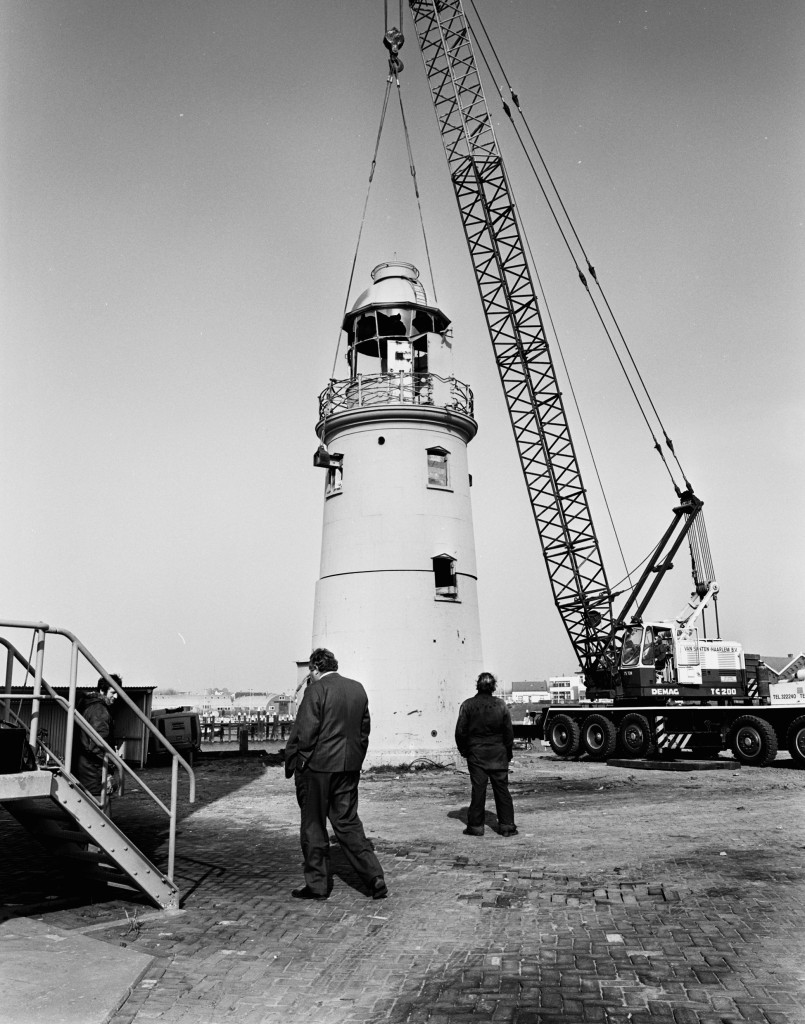 Op 9 maart 1977 wordt het lage licht in twee delen afgevoerd.