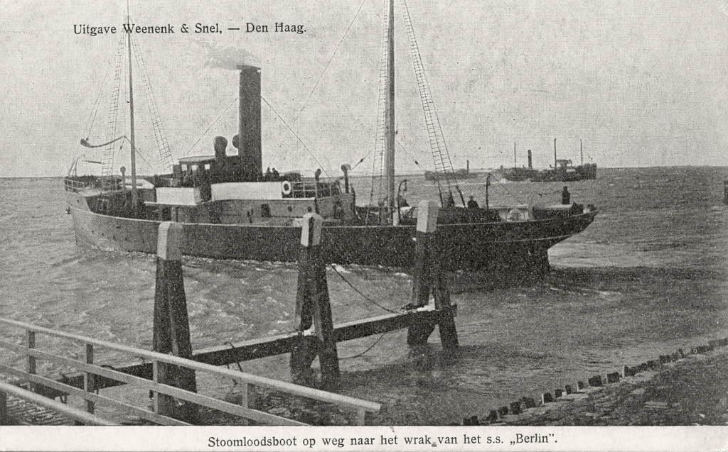 Een stoomloodsboot vertrekt in de middag van 22 februari 1907 uit de Berghaven, richting het wrak van de Berlin.