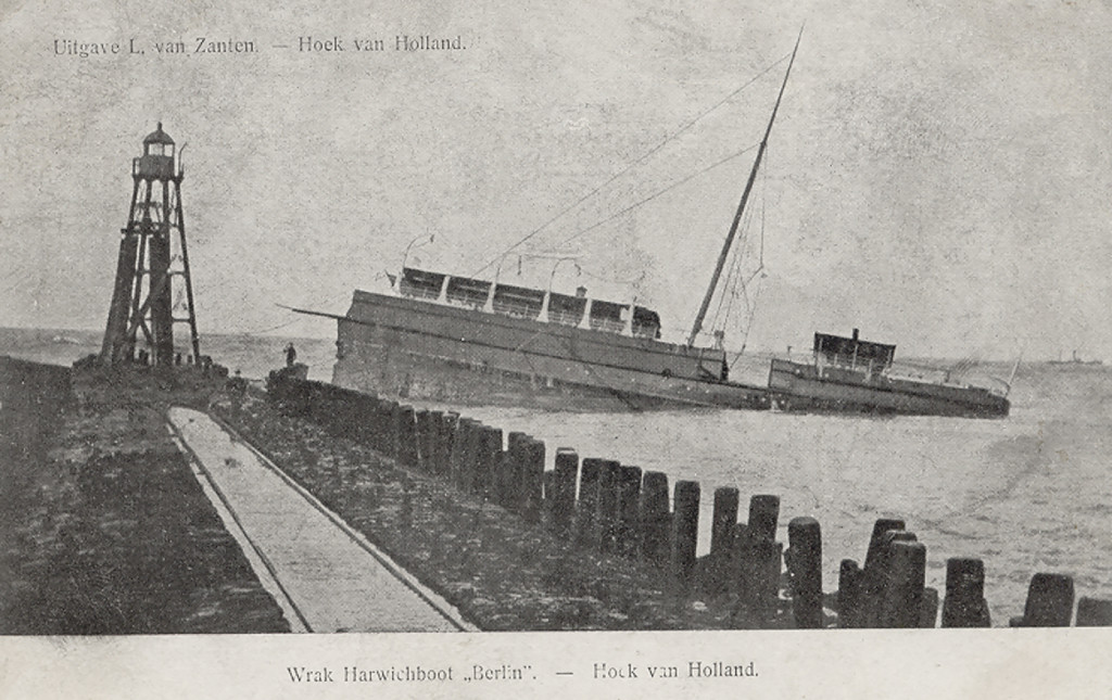 Het wrak van de Berlin bij de Noorderpier, februari 1907.