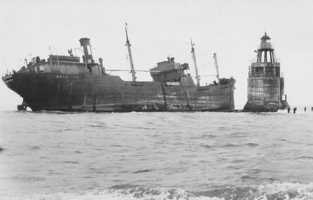 De Engelse kolenboot s.s. Spanker is in de nacht van 7 op 8 augustus 1954 gestrand op de Noorderpier.
