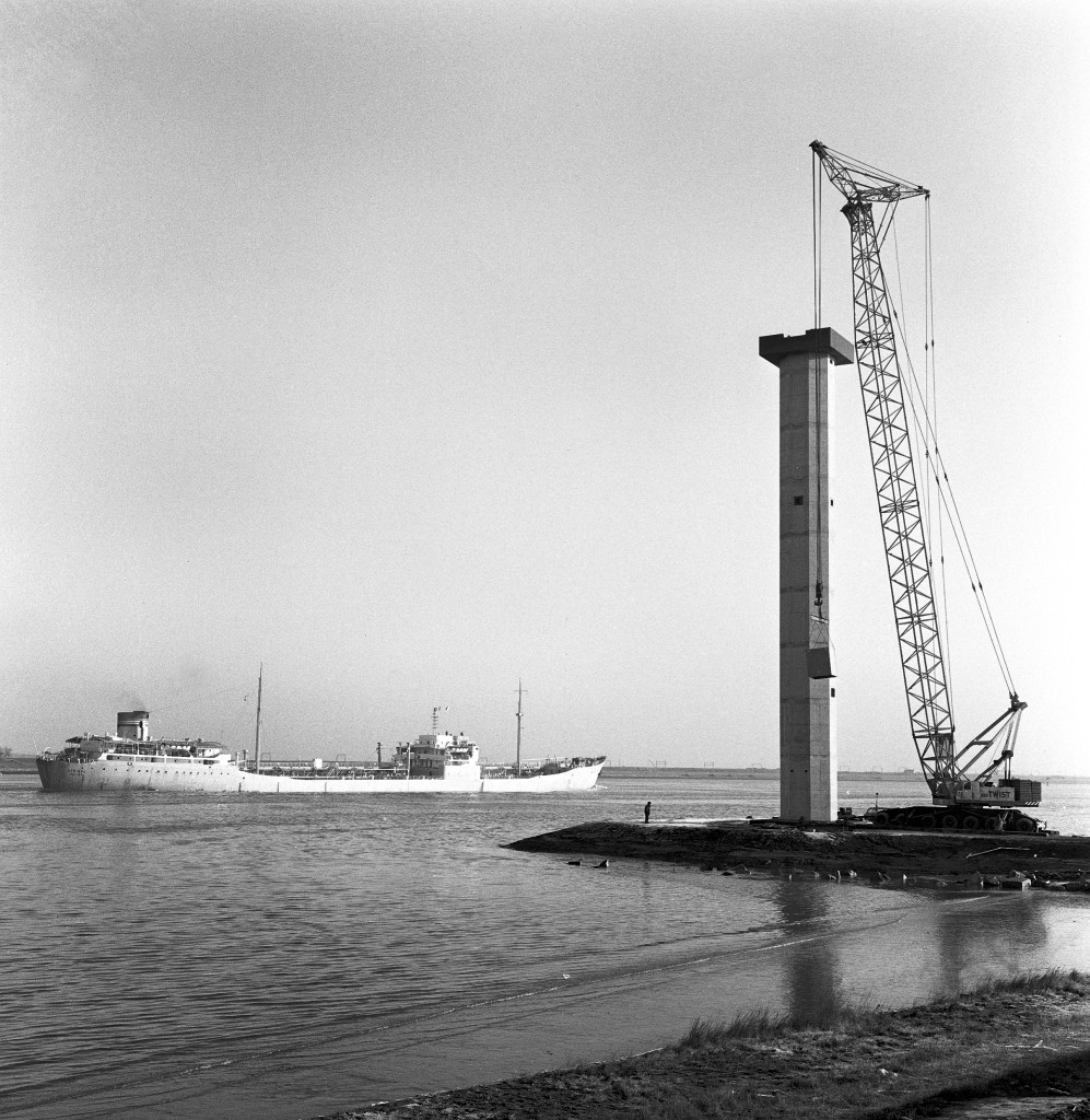 Het hoge licht van de lichtenlijn Europoort in aanbouw op 16 december 1970.