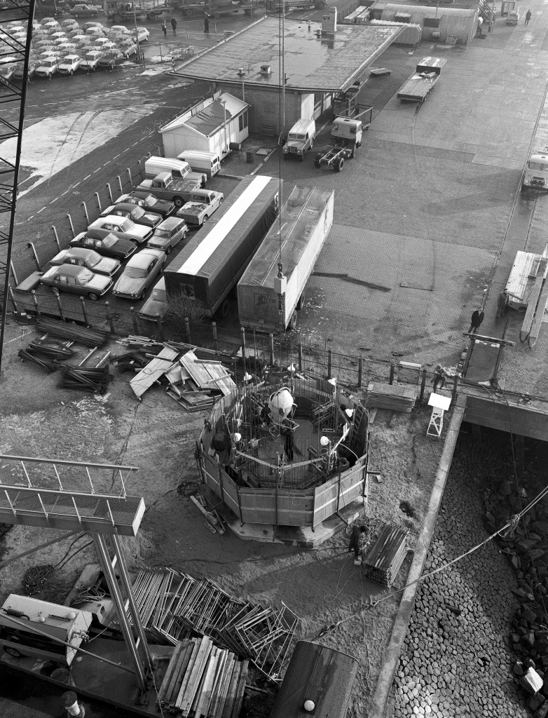 Het lage licht van de lichtenlijn Nieuwe Waterweg in aanbouw op 29 november 1973. Geen prefab-betonelementen maar betonstort met glijbekisting.