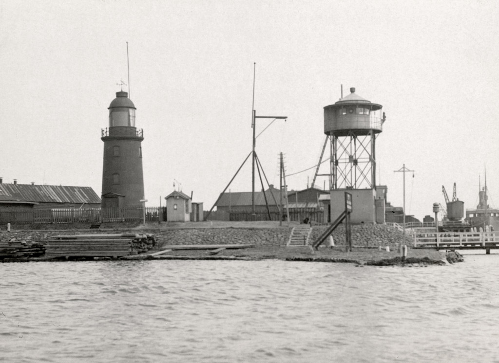 De Berghaven in 1915 met net opgeleverde uitkijktoren van het Loodswezen.