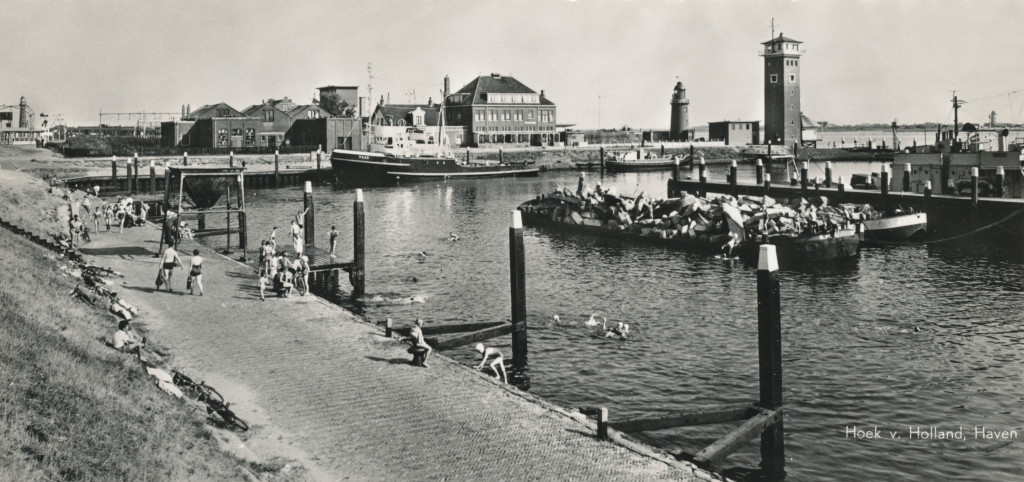 De Berghaven in 1955. Linksboven is de Blaugasfabriek in volle omvang te zien.