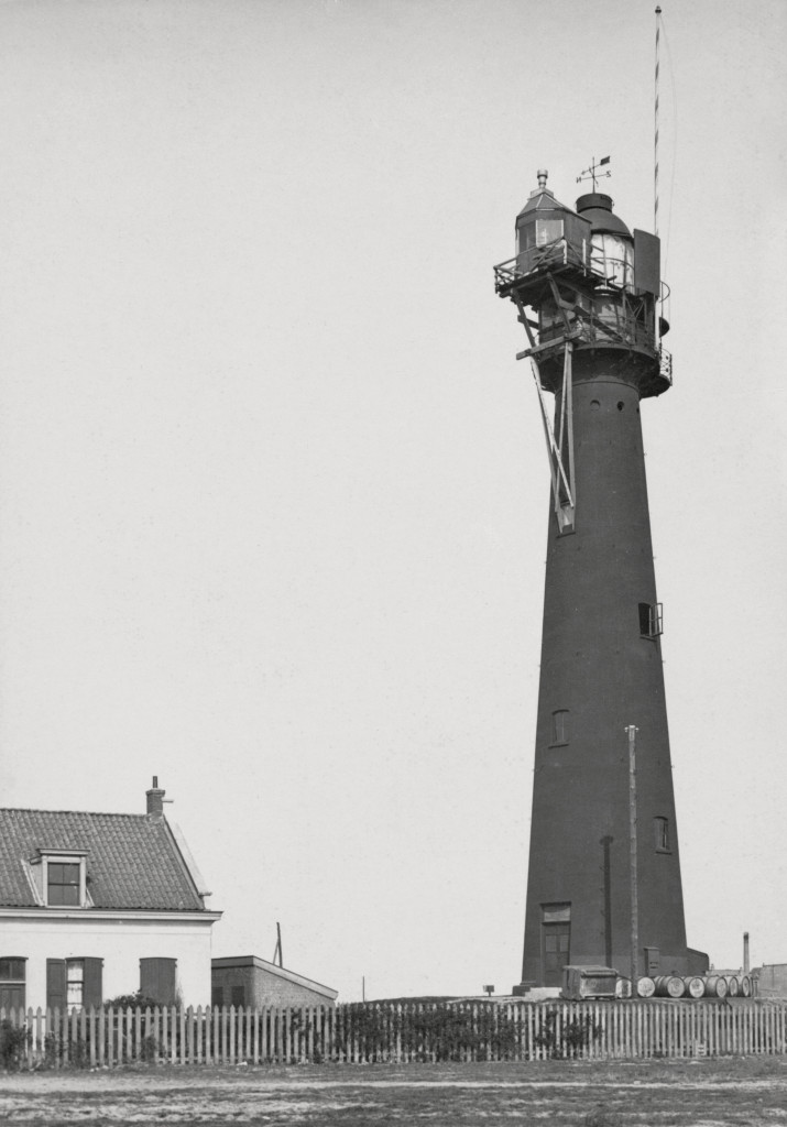 Het hoge licht in 1912. Voor het lichthuis is een tijdelijke opstand met hulplicht geplaatst, in verband met wijziging van de optiek en lichttoestel van het hoge licht.